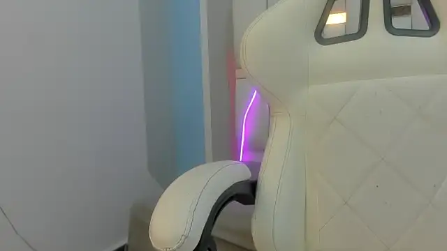 mask red girl online show from February 4, 8:01 pm