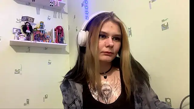 TraceeSchutt online show from January 14, 8:36 pm