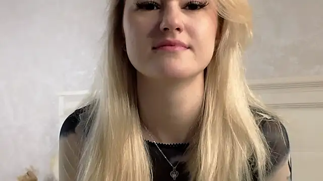 CandiRinebold online show from December 16, 2:28 am