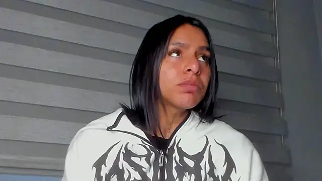 SaraAndrade  online show from August 4, 12:33 pm