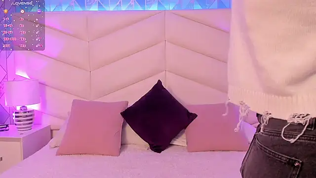 Lizzi Hotman  online show from April 7, 8:44 pm