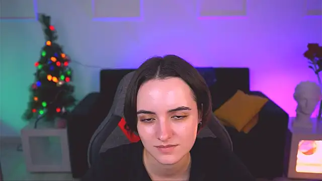 KateWillows online show from December 20, 8:40 am