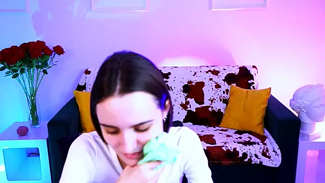 KateWillows online show from March 24, 9:03 am