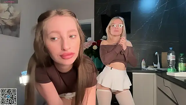 elloriah online show from April 21, 6:15 pm