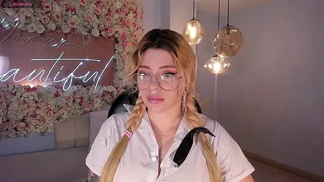 MadisonKane online show from May 6, 11:14 am