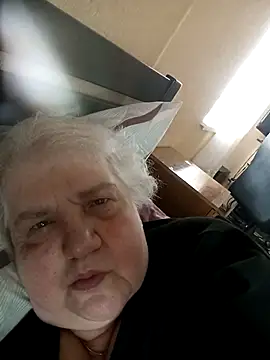 HapinessLovee online show from April 8, 11:45 am