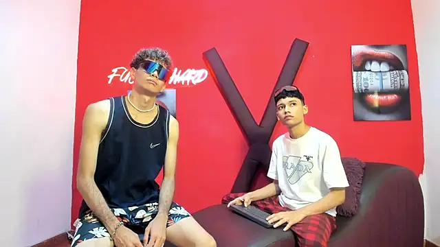 HORNY PRETTY online show from April 29, 7:33 am