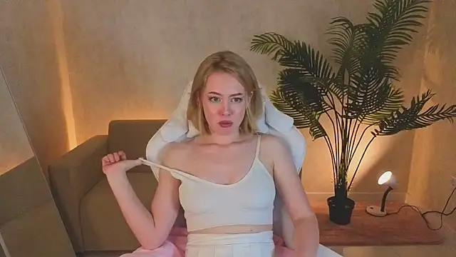 NoraCollins online show from December 15, 8:30 am