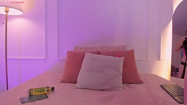 Amelia Saenz  online show from January 9, 7:51 pm