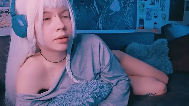 PeacchyPawss online show from April 9, 2:58 am