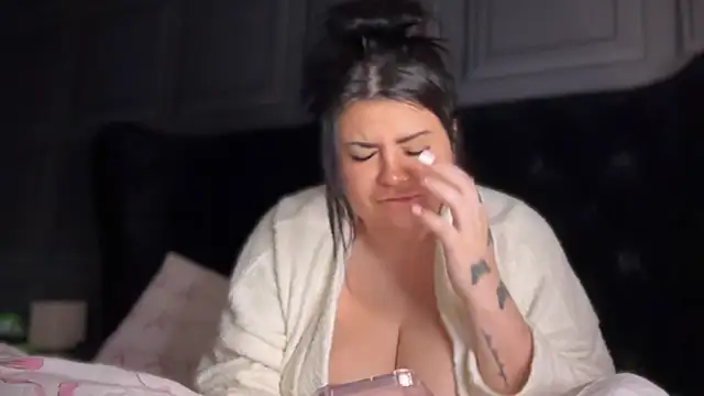 Curvybabesxxo online show from December 17, 8:35 pm