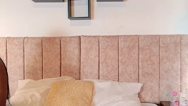 Zoehot 11 online show from March 11, 2:20 pm