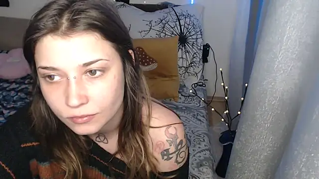 AlienforTwenty online show from April 1, 1:41 pm