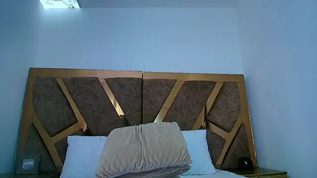 violet  rouse   online show from February 20, 5:14 pm