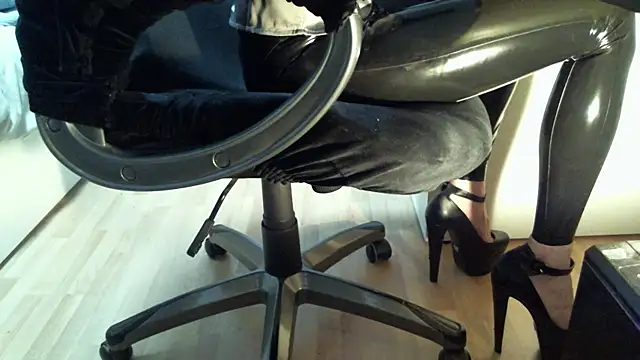 Gwenette66 online show from March 18, 6:46 pm