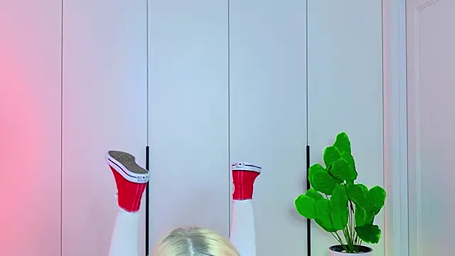 MidnightLily  online show from February 27, 3:17 am