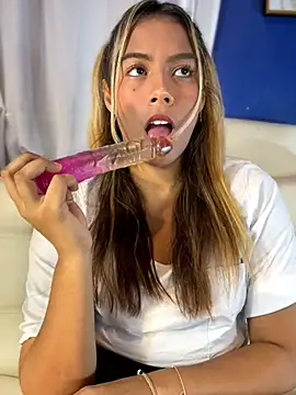 MiaSizzle online show from February 6, 2:09 pm