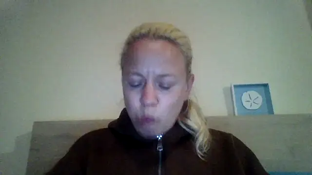 jennyblondeuk online show from April 29, 9:31 pm