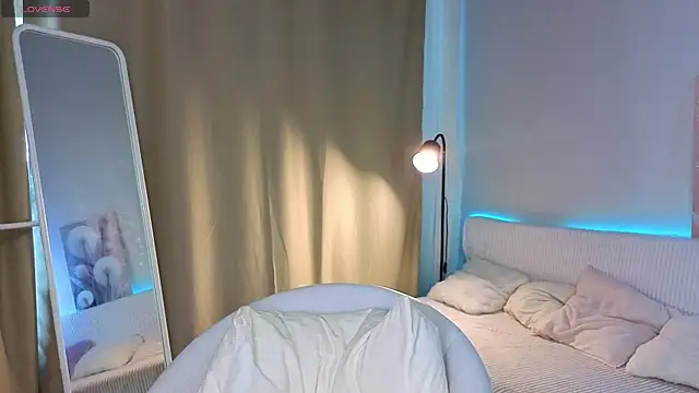 SmolCutie online show from April 12, 7:55 am