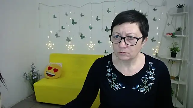 EmilyL0ve online show from March 28, 6:13 am