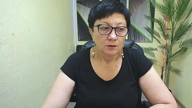 EmilyL0ve online show from July 18, 5:04 pm