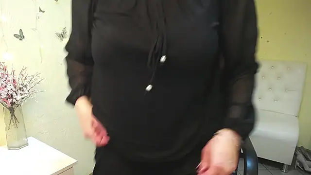 EmilyL0ve online show from May 7, 5:12 am