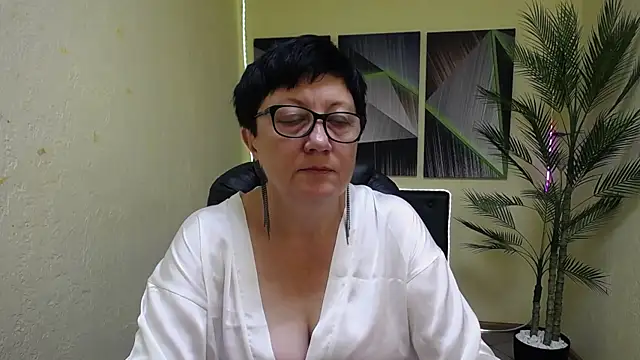 EmilyL0ve online show from July 21, 5:02 pm