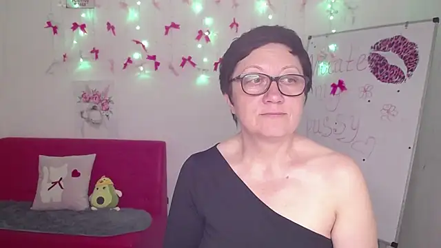 EmilyL0ve online show from May 5, 6:00 pm
