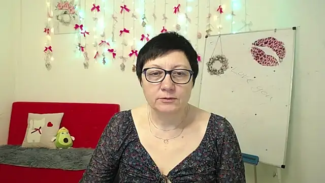 EmilyL0ve online show from April 13, 5:31 am