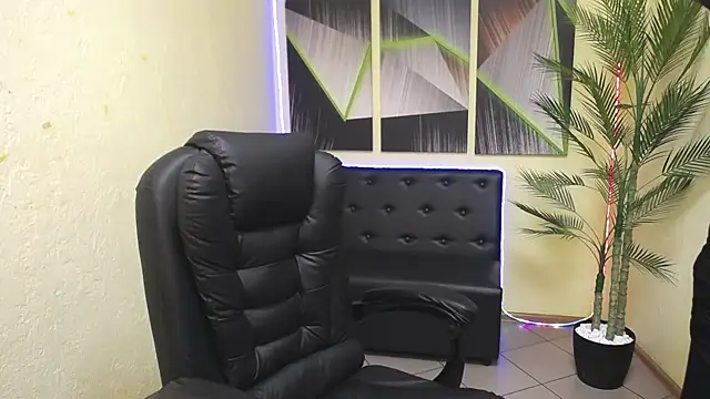 EmilyL0ve online show from July 17, 4:32 pm