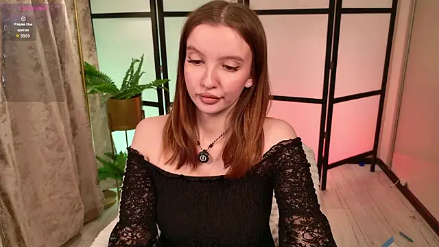 Layla Bloom online show from February 26, 5:45 pm