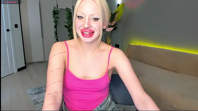 Luna Beverly online show from April 14, 8:42 pm