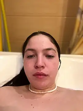 AlexaYvonne online show from January 8, 11:31 pm