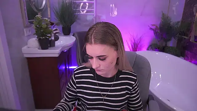 DiamondNina online show from April 18, 7:40 pm