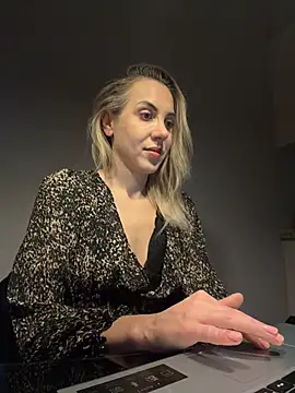 ElenaWhitmore online show from February 16, 10:31 pm