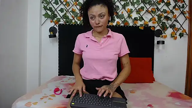 vsamanthaper1 online show from April 9, 7:30 pm