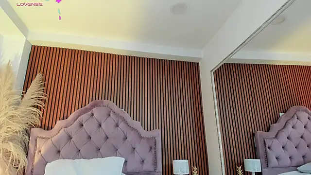 Violett hott  online show from March 24, 1:05 pm