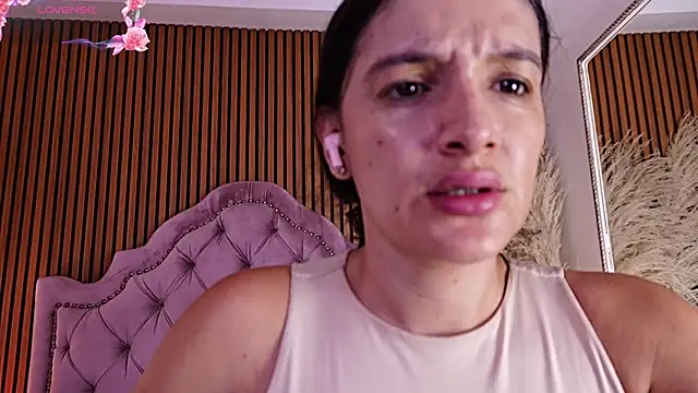 Violett hott  online show from May 26, 1:43 pm