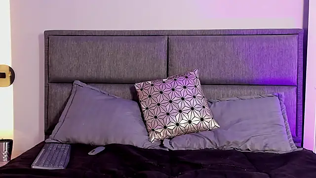 Lara reynolds  online show from February 5, 8:56 pm