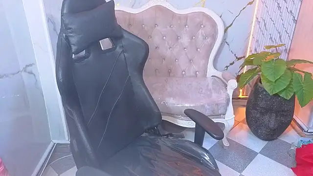 Clhoe b online show from April 14, 1:00 pm