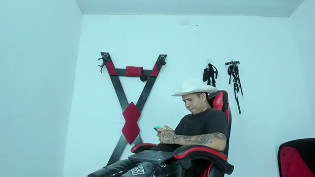 LatinsGuys18 online show from January 13, 11:47 am