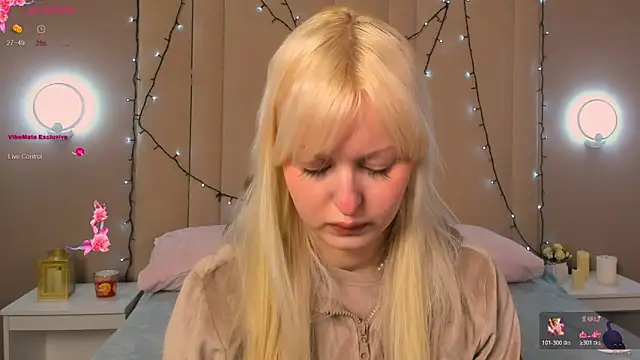 AdeleSilvy online show from April 16, 1:39 am