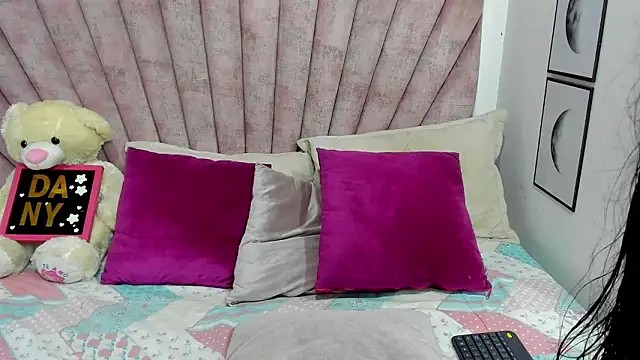 danibellucii  online show from February 25, 3:38 am