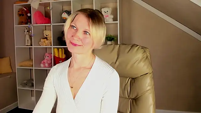 Julie Lucas online show from March 13, 1:18 am