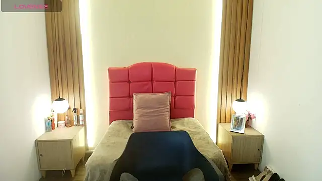 IvonneRoss  online show from April 14, 12:05 pm