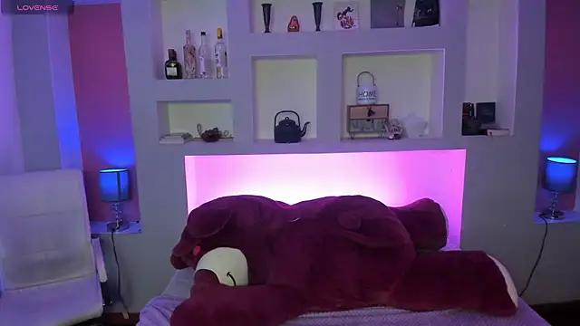 naomi campell online show from April 1, 7:22 pm