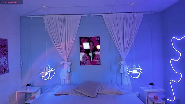 naomi campell online show from April 8, 7:38 pm