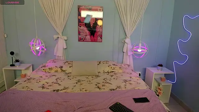 naomi campell online show from April 14, 8:20 pm