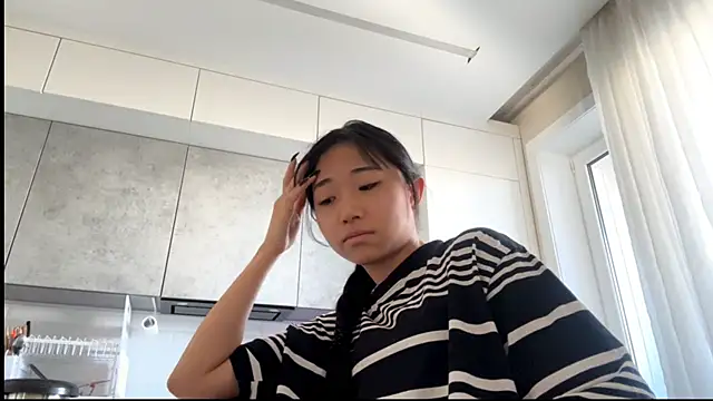 SweetMiaXO online show from April 9, 10:15 pm