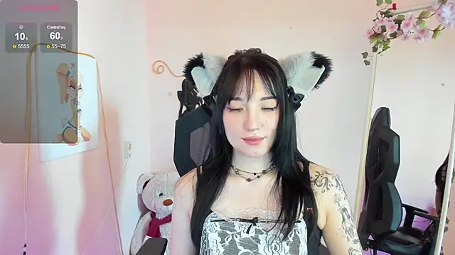 AliceeinWonderlanddd online show from May 28, 3:15 am